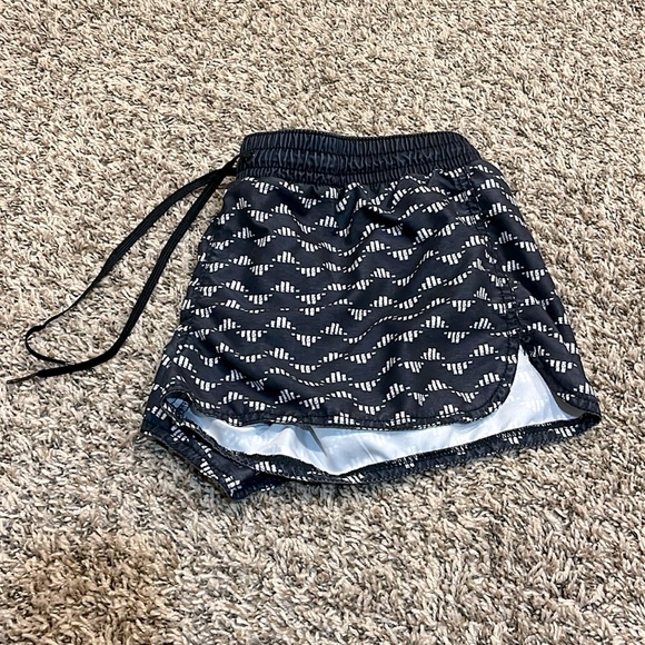 OLD NAVY shorts 🖤 - Picture 3 of 6